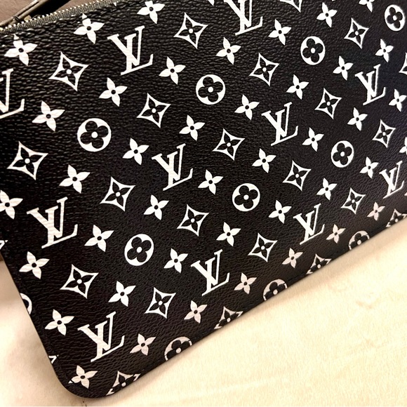 👑✅PRICE FIRM✅ AUTHENTIC Louis Vuitton Black Wristlet - Picture 4 of 17